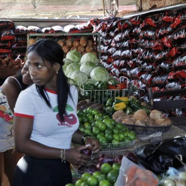 Personas comprando alimentos en un mercado, en La Habana (Cuba).